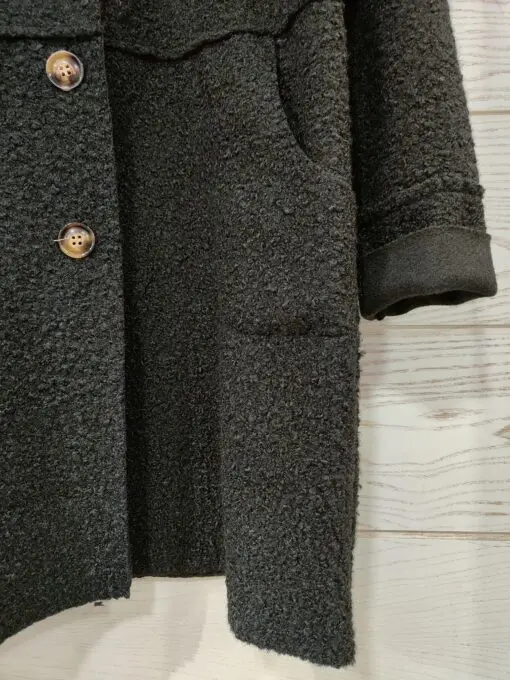 Chaqueta rizo con botnes negro.Chaqueta tipo rizo con capucha cierre de botones corte debajo del pecho y bolsillos delanteros. Un básico que dará un toque a tus looks más casual.