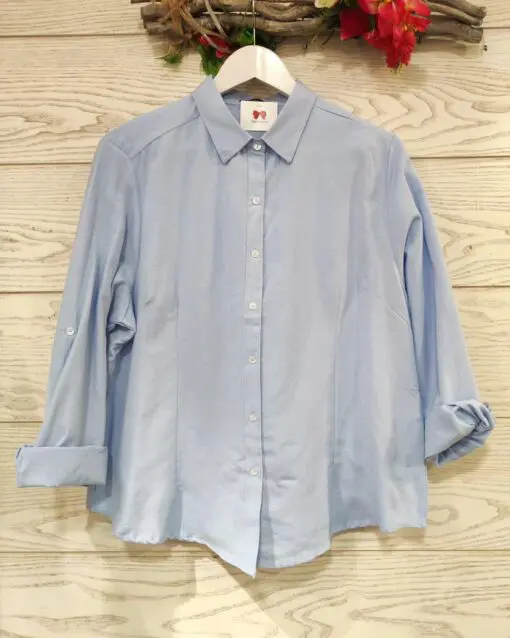 Camisa azul oxford. Camisa básica tipo oxford con su característico color azul. Corte entallado. Tallas desde la S a XXL. Ideal para looks de oficina pero también la puedes utilizar en tus looks más sport. Un básico que todo armario debe tener.