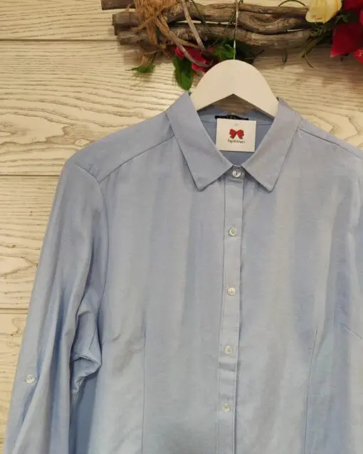 Camisa oxfor de cerca. Camisa básica tipo oxford con su característico color azul. Corte entallado. Tallas desde la S a XXL. Ideal para looks de oficina pero también la puedes utilizar en tus looks más sport. Un básico que todo armario debe tener.