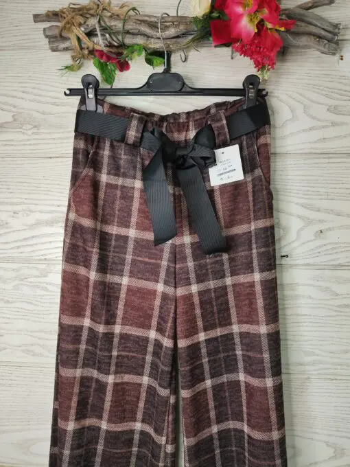 pantalones granates con cinturon de lazo tonos granates