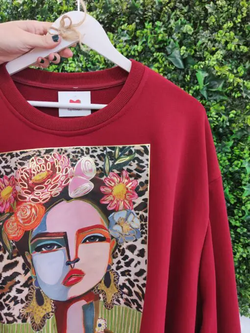 Detalle sudadera granat- Sudadera corte globo con manga caída cuello redondo y elástico en la parte de abajo. Combínala con faldas satinadas y tus deportivas favoritas, no te equivocarás!
