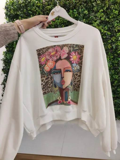 Sudadera blanca cara1. Sudadera corte globo con manga caída cuello redondo y elástico en la parte de abajo. Combínala con faldas satinadas y tus deportivas favoritas, no te equivocarás!