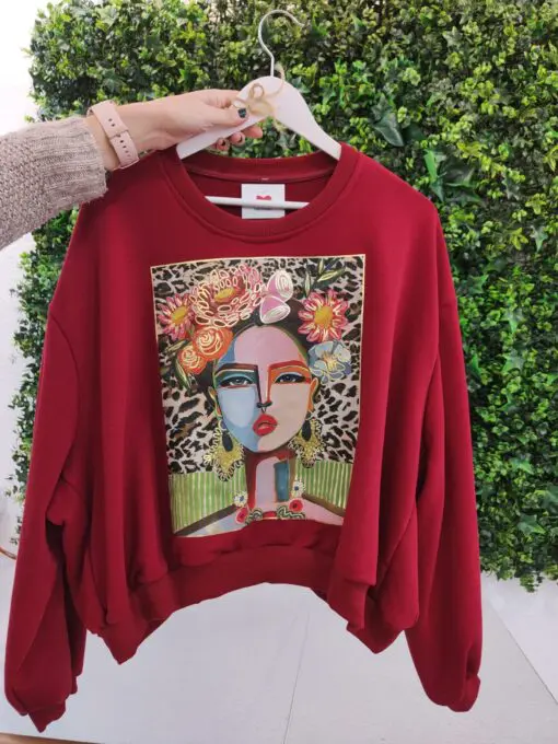 Sudadera granate cara, Sudadera corte globo con manga caída cuello redondo y elástico en la parte de abajo. Combínala con faldas satinadas y tus deportivas favoritas, no te equivocarás!