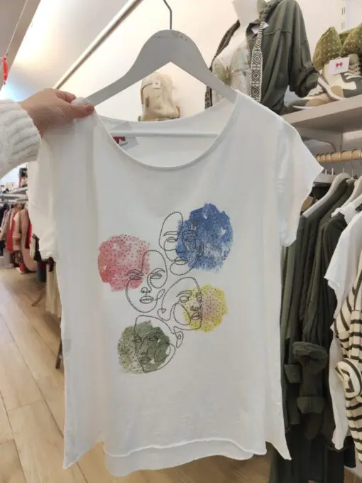 camiseta mural. Camiseta básica de algodón, manga corta y cuello redondo. Un básico con detalle especial que combina con todo.