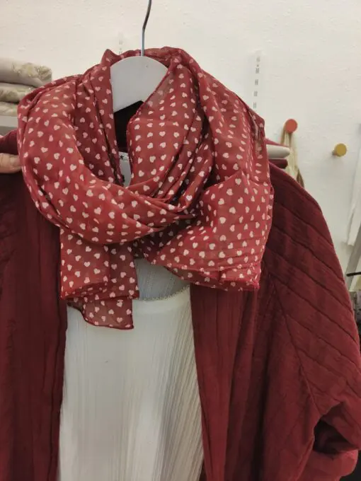 pañuelo corazoón. Fular con estampado de corazon para dar el toque final a tu look. Finito y de algodón no da calor perfecto para entretiempo.