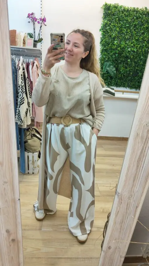 conjunto palazzo beige. Pantalón con cintura elástica y cinturón incluido. Tiene un corte tipo palazzo que da un toque elegante además con bolsillos. Tela cómoda y fluida. Con un estampado bicolor veraniego.