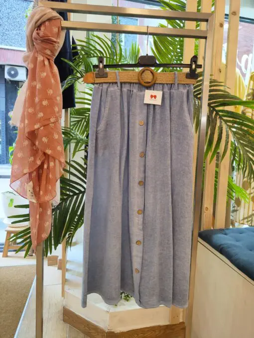 falda azul. Falda midi de goma en la cintura con cinturón incluido. Falsos botones. Esta falda es uno de nuestros top ventas cómoda y versátil combínala con zapatillas para el día a día o unas cuñas para tomar algo con tus amigas. Ademas unos colores súper veraniegos.
