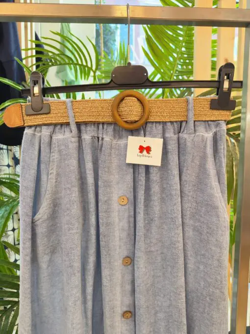 falda azul cinturón. Falda midi de goma en la cintura con cinturón incluido. Falsos botones. Esta falda es uno de nuestros top ventas cómoda y versátil combínala con zapatillas para el día a día o unas cuñas para tomar algo con tus amigas. Ademas unos colores súper veraniegos.