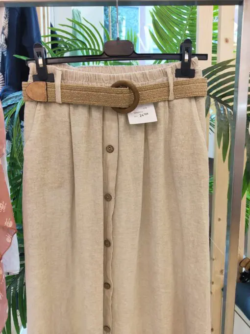 falda beige cinturón. Falda midi de goma en la cintura con cinturón incluido. Falsos botones. Esta falda es uno de nuestros top ventas cómoda y versátil combínala con zapatillas para el día a día o unas cuñas para tomar algo con tus amigas. Ademas unos colores súper veraniegos.