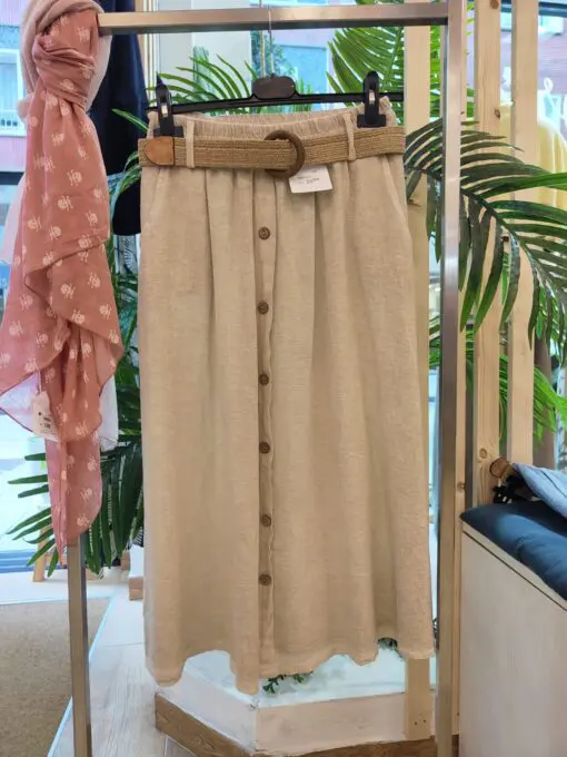 falda beige con cinturón. Falda midi de goma en la cintura con cinturón incluido. Falsos botones. Esta falda es uno de nuestros top ventas cómoda y versátil combínala con zapatillas para el día a día o unas cuñas para tomar algo con tus amigas. Ademas unos colores súper veraniegos.