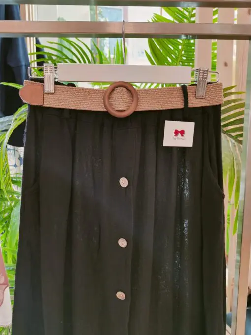 falda cinturón negro. Falda midi de goma en la cintura con cinturón incluido. Falsos botones. Esta falda es uno de nuestros top ventas cómoda y versátil combínala con zapatillas para el día a día o unas cuñas para tomar algo con tus amigas. Ademas unos colores súper veraniegos.