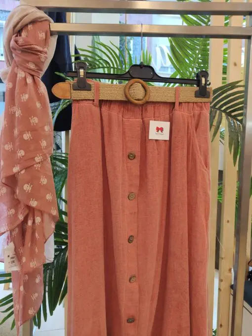 falda look cinturon. Falda midi de goma en la cintura con cinturón incluido. Falsos botones. Esta falda es uno de nuestros top ventas cómoda y versátil combínala con zapatillas para el día a día o unas cuñas para tomar algo con tus amigas. Ademas unos colores súper veraniegos.