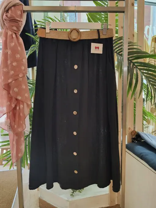 falda negra. Falda midi de goma en la cintura con cinturón incluido. Falsos botones. Esta falda es uno de nuestros top ventas cómoda y versátil combínala con zapatillas para el día a día o unas cuñas para tomar algo con tus amigas. Ademas unos colores súper veraniegos.