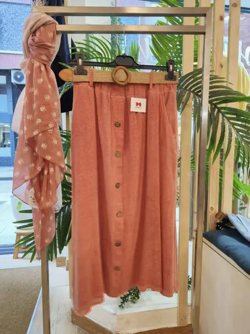 falda rosa oscuro. Falda midi de goma en la cintura con cinturón incluido. Falsos botones. Esta falda es uno de nuestros top ventas cómoda y versátil combínala con zapatillas para el día a día o unas cuñas para tomar algo con tus amigas. Ademas unos colores súper veraniegos.