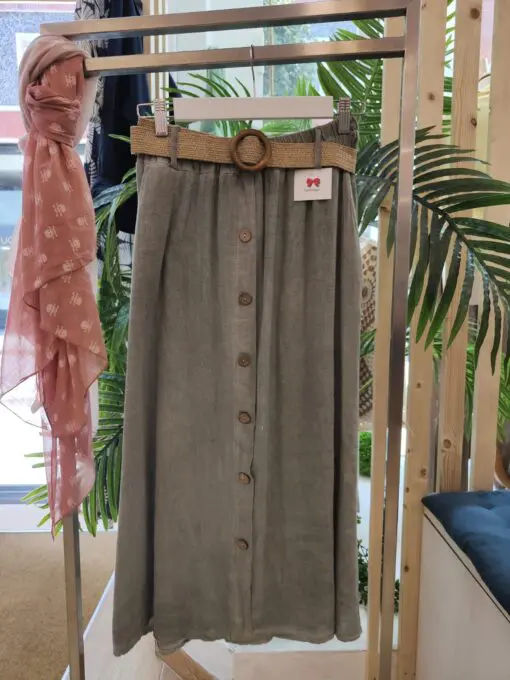 falda verde con cinturón. Falda midi de goma en la cintura con cinturón incluido. Falsos botones. Esta falda es uno de nuestros top ventas cómoda y versátil combínala con zapatillas para el día a día o unas cuñas para tomar algo con tus amigas. Ademas unos colores súper veraniegos.