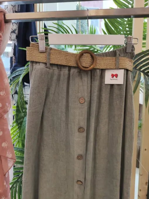 falda verde efecto lino. Falda midi de goma en la cintura con cinturón incluido. Falsos botones. Esta falda es uno de nuestros top ventas cómoda y versátil combínala con zapatillas para el día a día o unas cuñas para tomar algo con tus amigas. Ademas unos colores súper veraniegos.