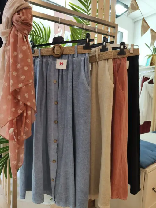 faldas verano. Falda midi de goma en la cintura con cinturón incluido. Falsos botones. Esta falda es uno de nuestros top ventas cómoda y versátil combínala con zapatillas para el día a día o unas cuñas para tomar algo con tus amigas. Ademas unos colores súper veraniegos.