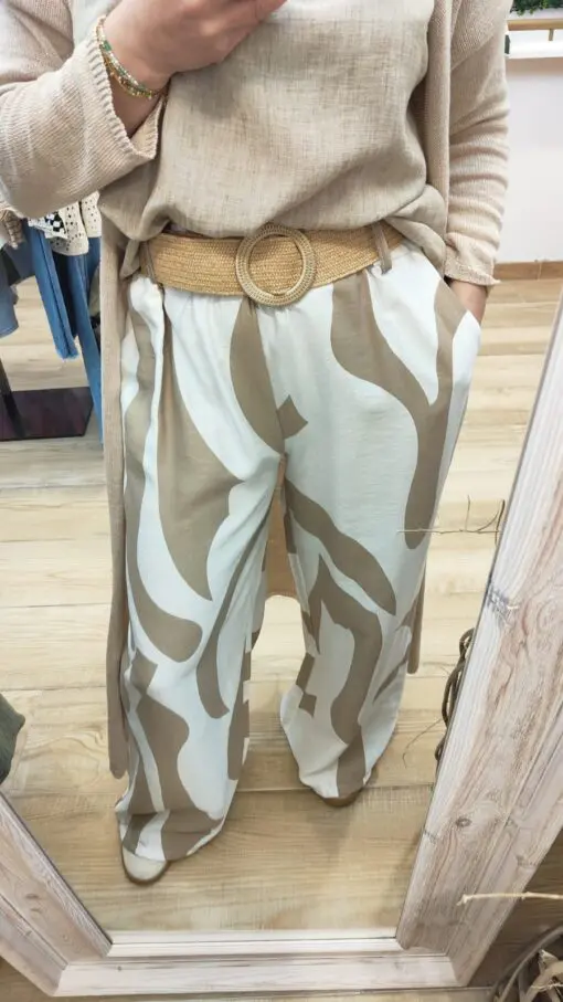 pantalón ancho. Pantalón con cintura elástica y cinturón incluido. Tiene un corte tipo palazzo que da un toque elegante además con bolsillos. Tela cómoda y fluida. Con un estampado bicolor veraniego.