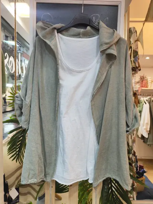 Conjunto dos piezas. Chaqueta de algodon texturidazo,manga tres cuartos con capucha y sin cierre y camiseta de tirante básica.