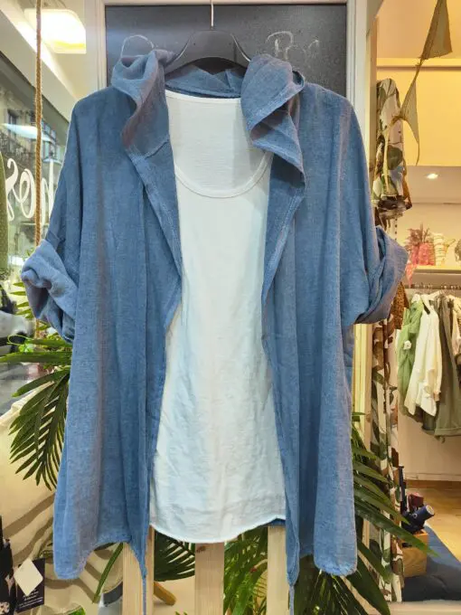 Conjunto dos piezas. Chaqueta de algodon texturidazo,manga tres cuartos con capucha y sin cierre y camiseta de tirante básica.