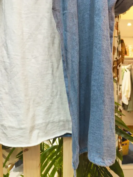 Conjunto dos piezas. Chaqueta de algodon texturidazo,manga tres cuartos con capucha y sin cierre y camiseta de tirante básica.