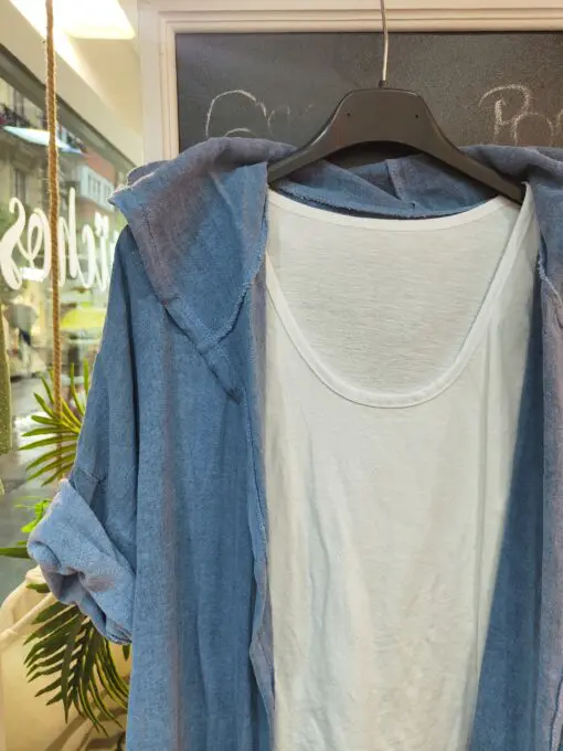 Conjunto dos piezas. Chaqueta de algodon texturidazo,manga tres cuartos con capucha y sin cierre y camiseta de tirante básica.