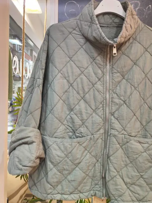 Chaqueta guateada de entretiempo. Corte cuadrado, bolsillos en la parte delantera y cordon ajustable.