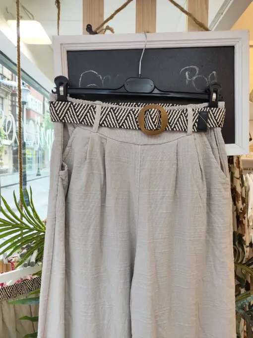 Pantalon corte recto con cintura elástica, bolsillos y cinturón incluido. El tejido de lino es un básico en verano.