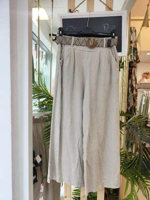 Pantalon corte recto con cintura elástica, bolsillos y cinturón incluido. El tejido de lino es un básico en verano.
