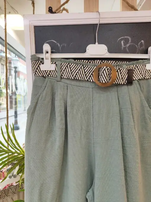 Pantalon corte recto con cintura elástica, bolsillos y cinturón incluido. El tejido de lino es un básico en verano.