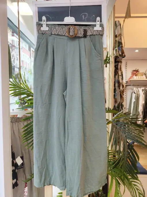 Pantalon corte recto con cintura elástica, bolsillos y cinturón incluido. El tejido de lino es un básico en verano.