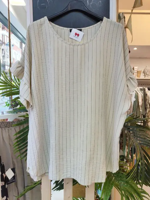 Conjunto dos piezas raya diplomatica compuesto por bluson de corte cuadrado con volante en la sisa y pantalon de goma elástica y pata ancha tipo palazzo. Para completar el look incluye un precioso colgante .