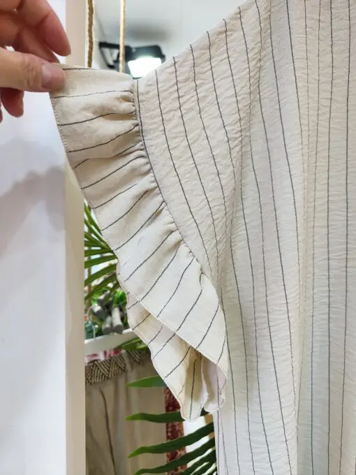 Conjunto dos piezas raya diplomatica compuesto por bluson de corte cuadrado con volante en la sisa y pantalon de goma elástica y pata ancha tipo palazzo. Para completar el look incluye un precioso colgante .