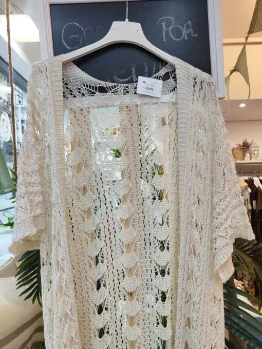 beige croche. Chaqueta ganchillo manga corta caída. Un básico de cada verano combínalo con vestidos fandas o pantalones pega con todo y dará a tu look un toque muy sofisticado.