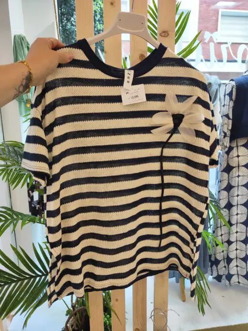 camiseta flor. Camiseta o jersey de manga a la sisa cuello redondo y corte cuadrado. Tiene dos aberturas laterales que le aportan comodidad. Las rayas son un must del verano, mas aún en azul marino y mocha mousse.