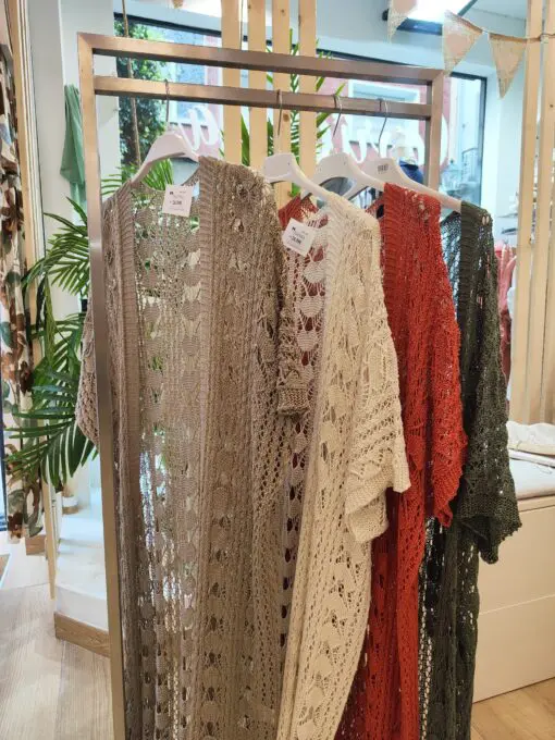 Chaqueta ganchillo manga corta caída. Un básico de cada verano combínalo con vestidos fandas o pantalones pega con todo y dará a tu look un toque muy sofisticado.