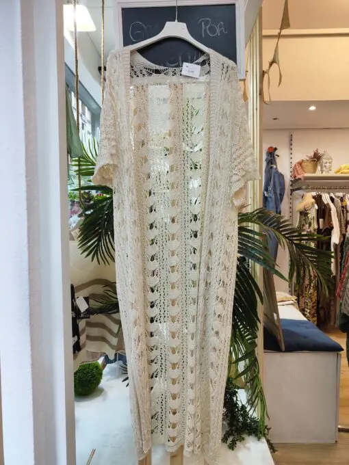 croche beige. Chaqueta ganchillo manga corta caída. Un básico de cada verano combínalo con vestidos fandas o pantalones pega con todo y dará a tu look un toque muy sofisticado.