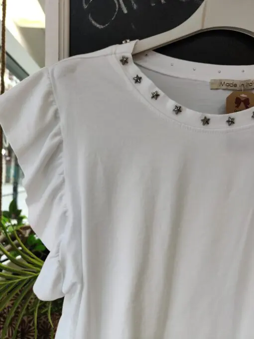 camiseta con detalle en cuello