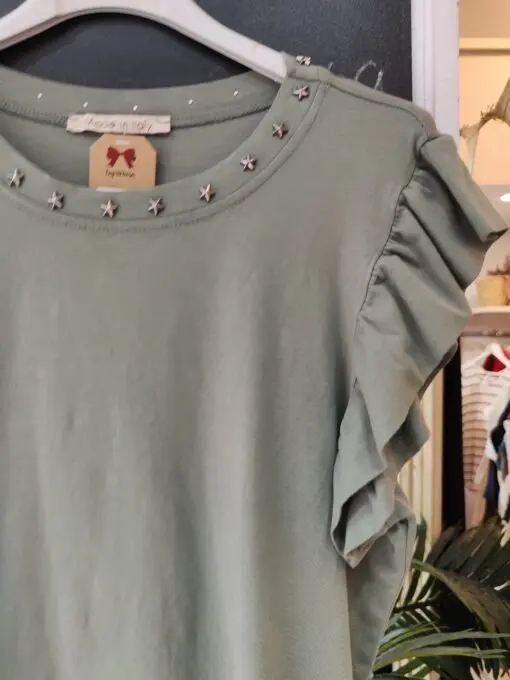 camiseta con estrellas en el cuello