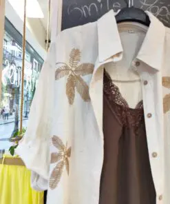 Camisa palmeras detalle