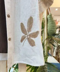 Camisa palmeras detalles