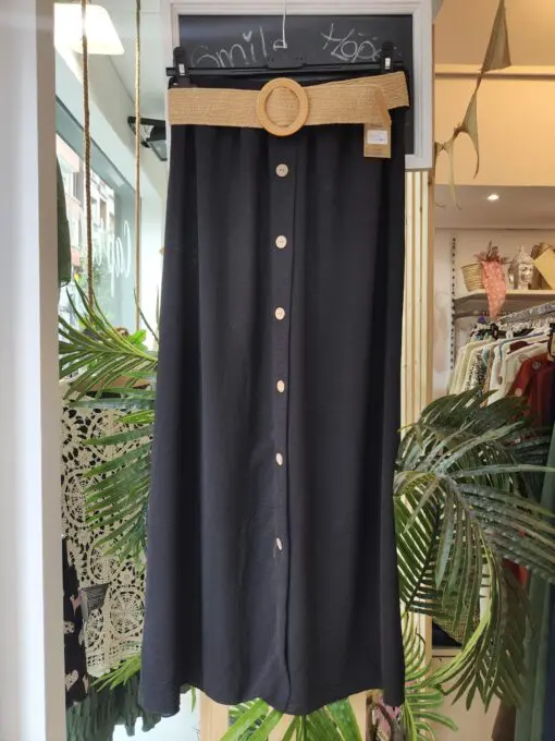Falda b, Falda larga de estilo fresco y elegante, con botonadura frontal decorativa y cinturón de rafia con hebilla redonda que realza la cintura. Confeccionada en tejido fluido, ideal para el verano. Talla única, cómoda y versátil. Disponible en varios colores.otones larga negra