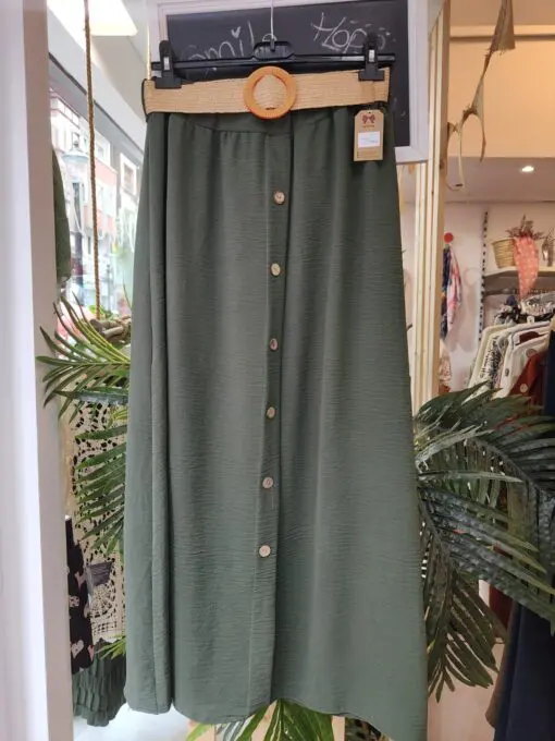 Falda botones verde.Falda larga de estilo fresco y elegante, con botonadura frontal decorativa y cinturón de rafia con hebilla redonda que realza la cintura. Confeccionada en tejido fluido, ideal para el verano. Talla única, cómoda y versátil. Disponible en varios colores.