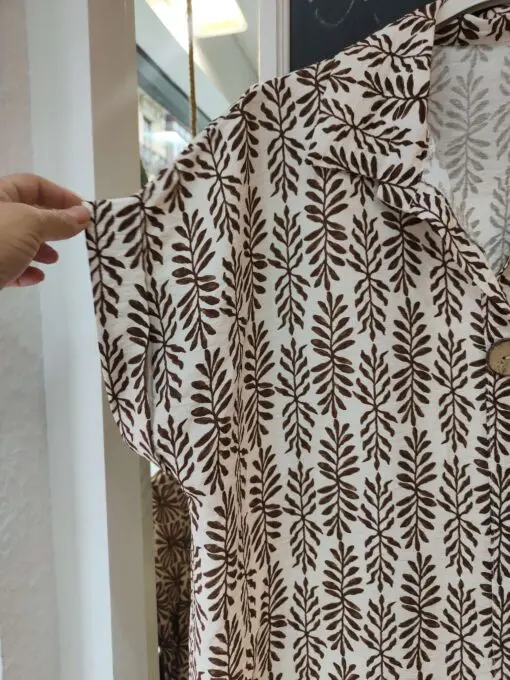 blusa marrón hojas