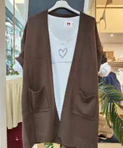 Cardigan CACAO1. Cárdigan largo de punto suave en tono marrón chocolate. Diseño abierto, con bolsillos delanteros amplios y detalle de canalé en bajos y puños. Perfecto para entretiempo o para añadir un toque cálido a tus looks diarios.