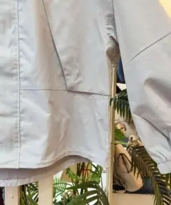 Chaqueta cremallera 2. Parka ligera de corte oversize en tono beige claro, perfecta para entretiempo. Con capucha ajustable, cierre frontal oculto y bolsillos laterales, combina funcionalidad y estilo. Su diseño holgado y las mangas globo con puño elástico le dan un aire moderno y cómodo. Ideal para los días frescos con look casual o urbano