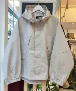 Chaqueta cremallera. Parka ligera de corte oversize en tono beige claro, perfecta para entretiempo. Con capucha ajustable, cierre frontal oculto y bolsillos laterales, combina funcionalidad y estilo. Su diseño holgado y las mangas globo con puño elástico le dan un aire moderno y cómodo. Ideal para los días frescos con look casual o urbano