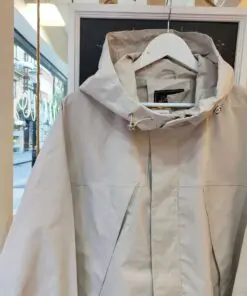 Chaqueta cremallera1. Parka ligera de corte oversize en tono beige claro, perfecta para entretiempo. Con capucha ajustable, cierre frontal oculto y bolsillos laterales, combina funcionalidad y estilo. Su diseño holgado y las mangas globo con puño elástico le dan un aire moderno y cómodo. Ideal para los días frescos con look casual o urbano