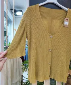 Jersey botones mostaza cerca