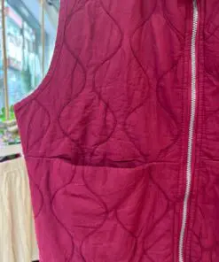 chaleco burdeos detalle